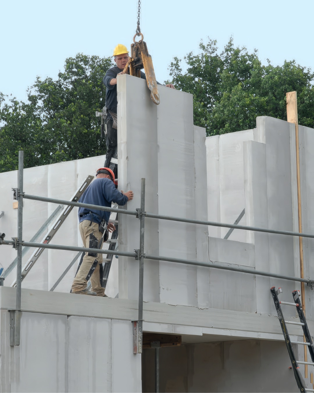 Montage des murs en béton cellulaire armé sur chantier Q-ZEN